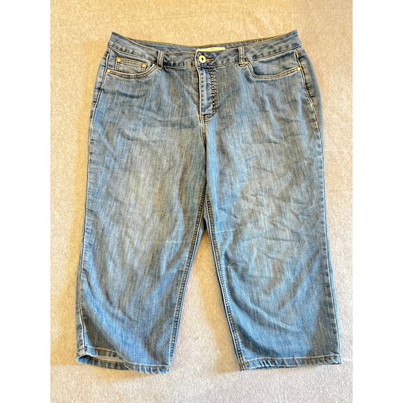 C est 1946 Denim Capri Jeans Women's size 16 Blue Medium Wash Stretchy Comfy - Picture 1 of 15